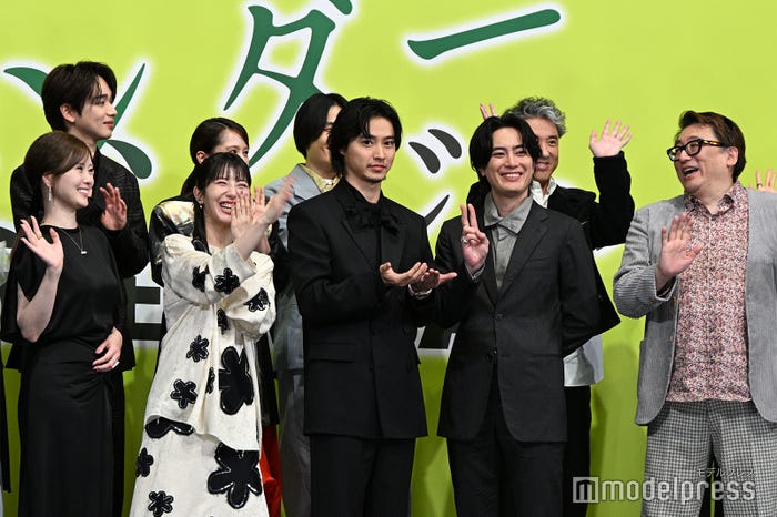 「ZIP!」ポーズの山崎賢人、ピースを決める間宮祥太朗、隣で笑う白石麻衣、浜辺美波、福田雄一監督ら(C)モデルプレス