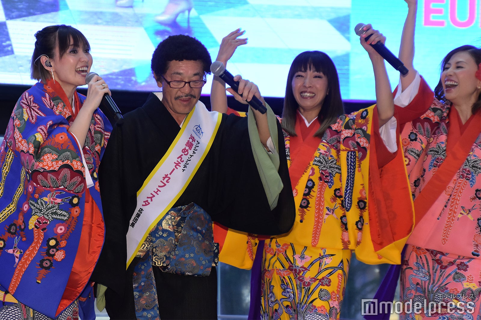 MAXと具志堅用高（C）モデルプレス