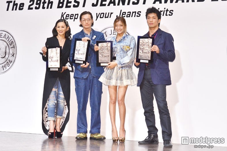 「ベストジーニスト2012」協議会選出部門に選出された（左から）夏木マリ、井浦新、ローラ、村田諒太選手