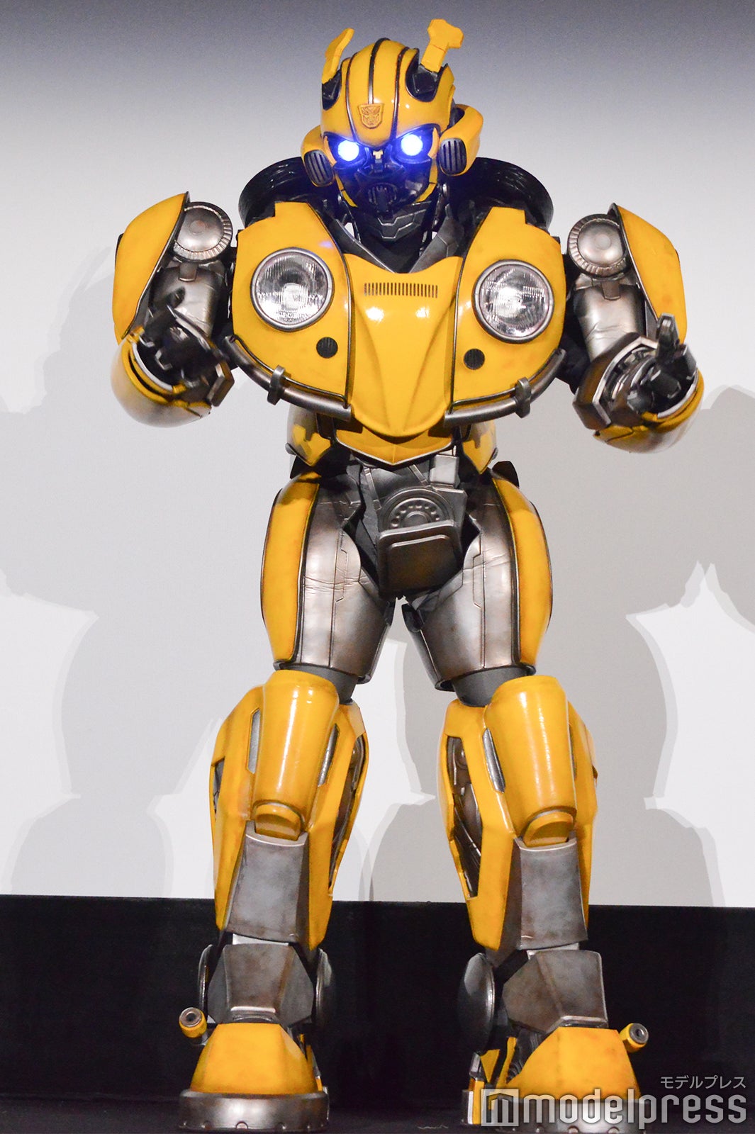 観客に訴えかけているバンブルビー（C）モデルプレス