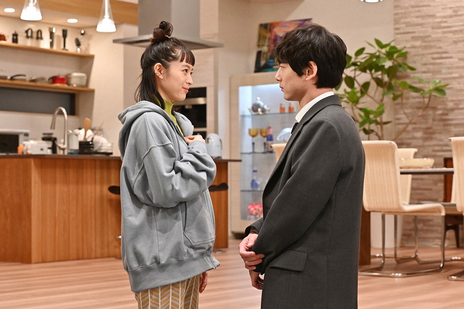 清野菜名、坂口健太郎／「婚姻届に判を捺しただけですが」第8話より（C）TBS