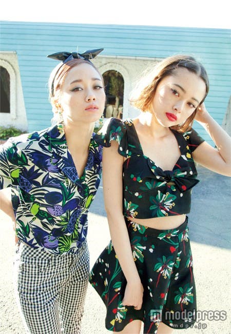 トレンドのトロピカル柄やフラワー柄でヘルシーなスタイル/モデル:宮城舞、玉城ティナ