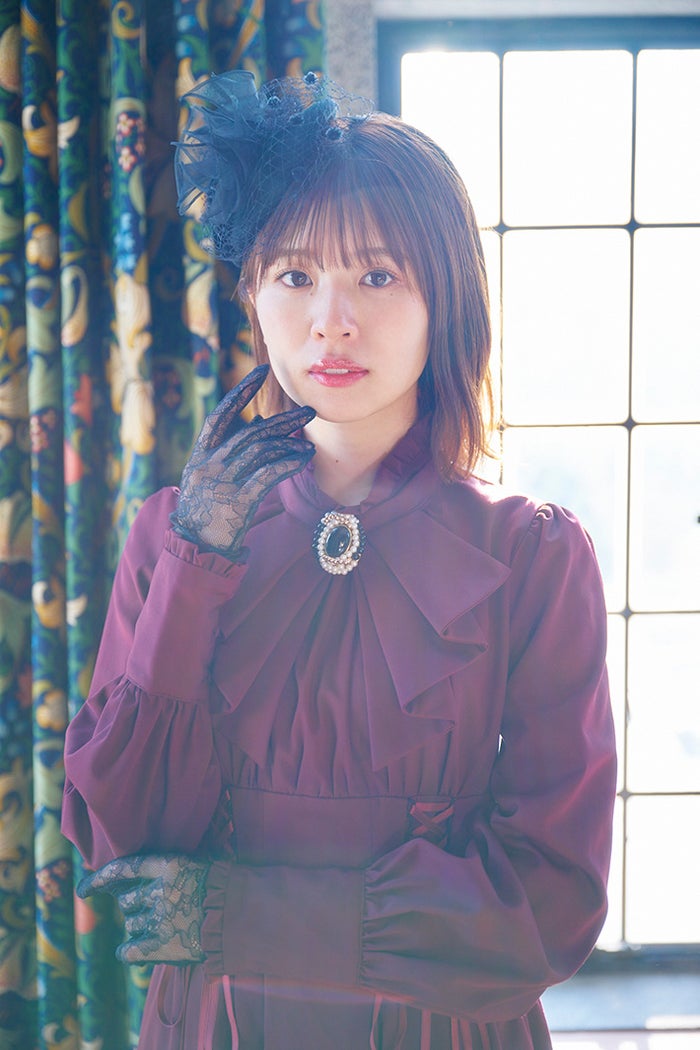 日向坂46松田好花、ゴスロリ風衣装の美麗な先行カット第12弾解禁 未収録アザーカットのパネル展も決定＜振り向いて＞