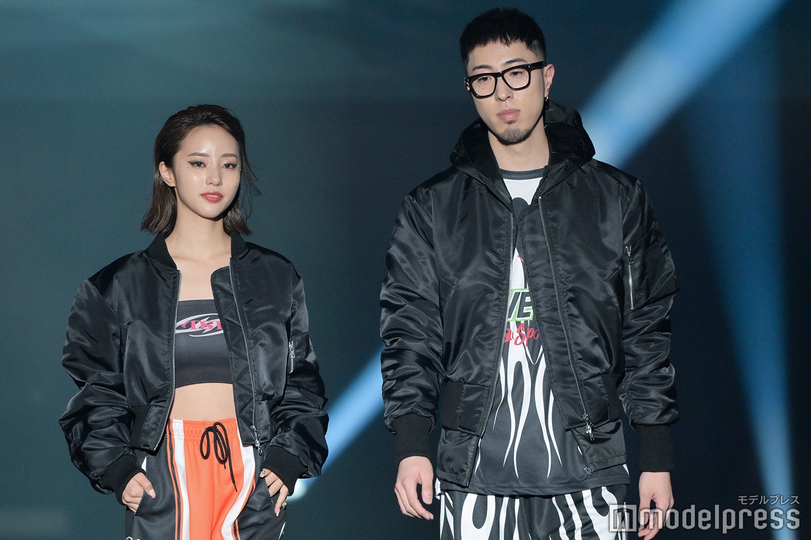 中町兄妹、お揃いストリートコーデ 綾はミニ丈インナーから美ウエスト披露＜TGC しずおか 2024＞