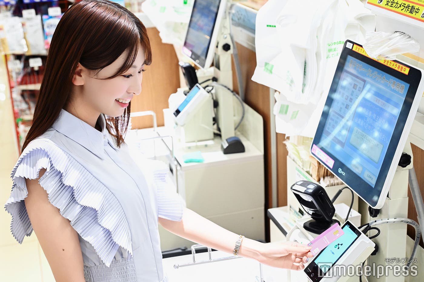 「ピピッ」とあっという間に決済完了(C)モデルプレス