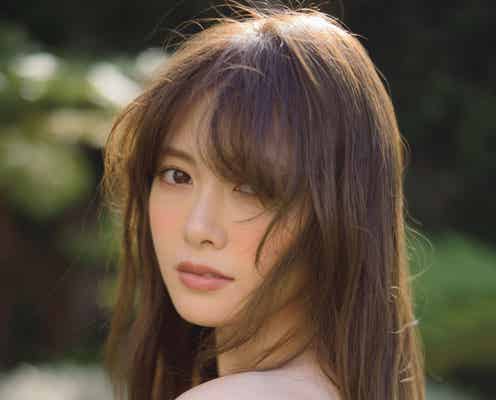乃木坂46白石麻衣・写真集、発売1周年で驚異の28万部突破 “国民的ヒット作”に<「パスポート」本編未収録&WEB初公開カット到着>