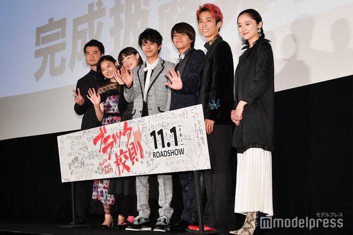 (左から)菅原伸太郎監督、箭内夢菜、モトーラ世理奈、佐藤勝利、高橋海人、田中樹、堀田真由(C)モデルプレス