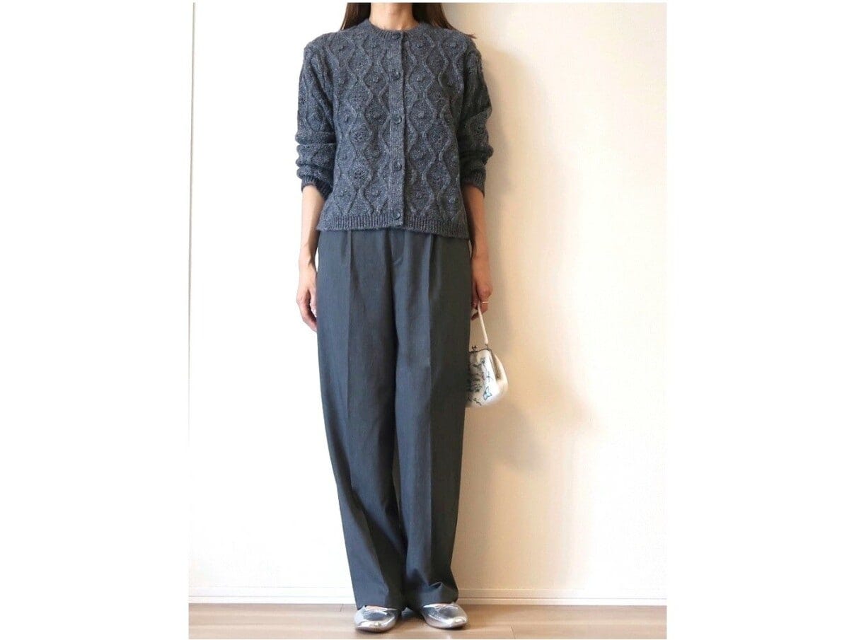 旬ボトムスのタックワイドパンツを合わせてワントーンのグレーコーデに