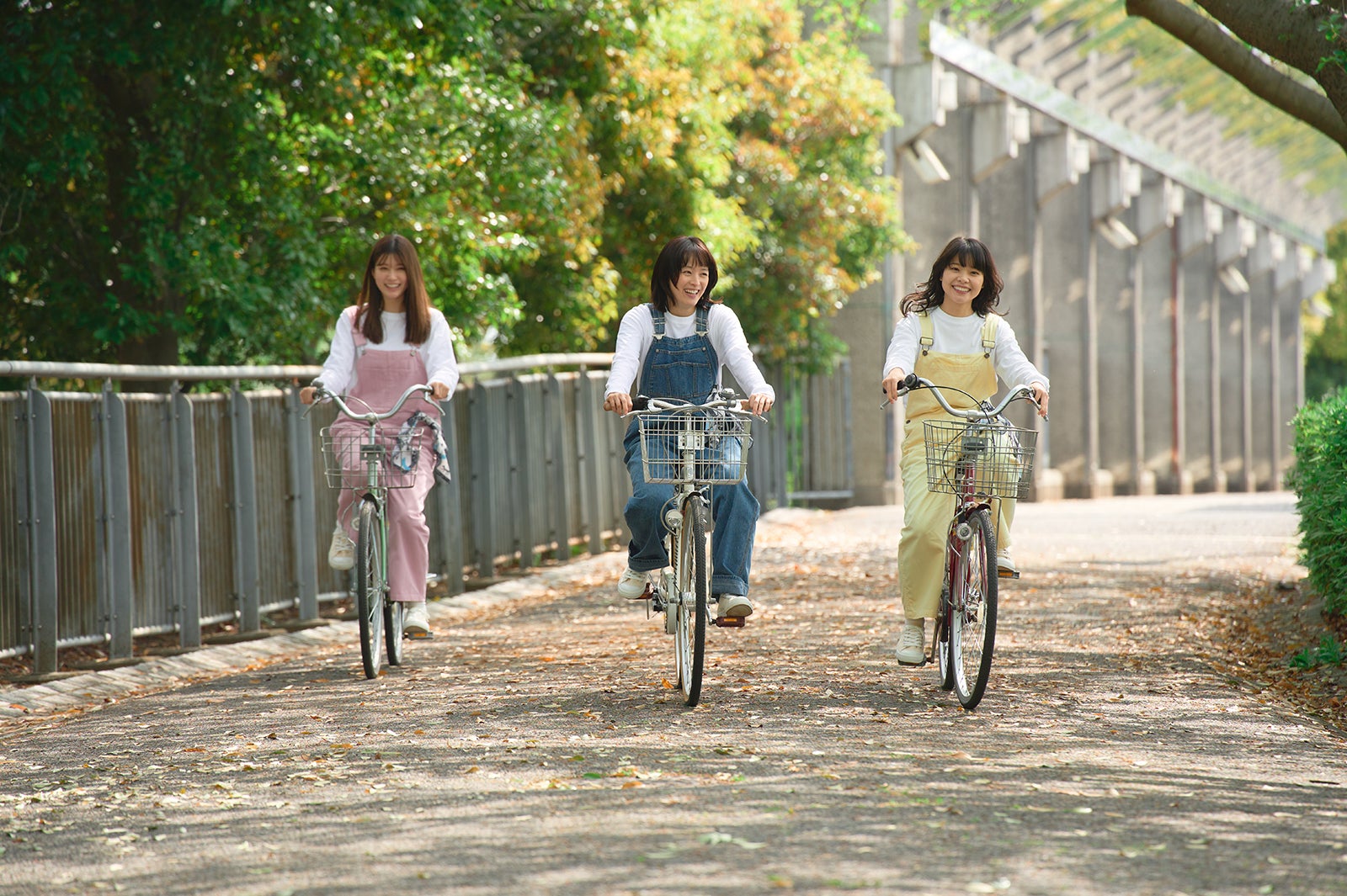 生見愛瑠、清野菜名、岸井ゆきの「日曜の夜ぐらいは…」第5話より（C）ABCテレビ