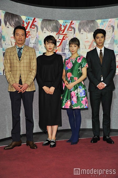 (左から)遠藤憲一、水野美紀、仲里依紗、賀来賢人(C)モデルプレス