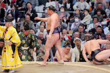 横綱豊昇龍が8勝目 大関安青錦は豪快な上手投げで5勝5敗に 関脇霧島と平幕豪ノ山がともに勝ち1敗守る 琴勝峰は2敗に後退