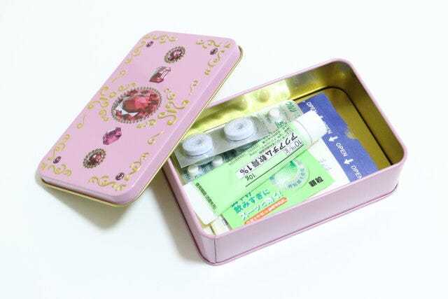 セリアの薬を入れられるギフト缶