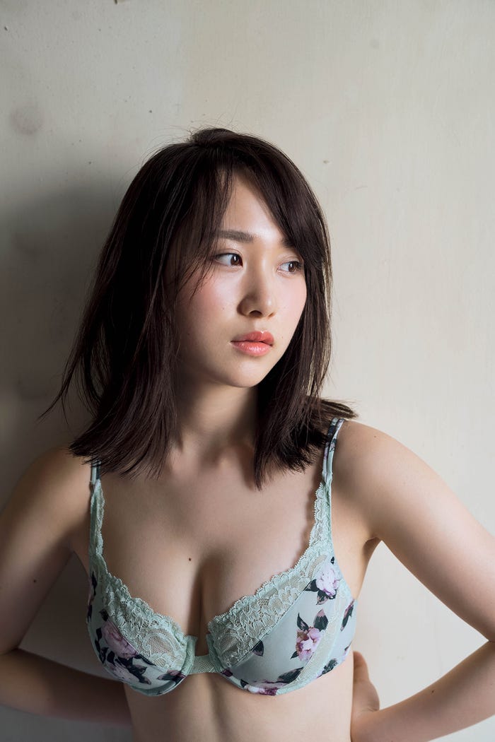 高橋朱里【撮影:佐藤裕之/高橋朱里1st写真集 曖昧な自分(講談社)より】
