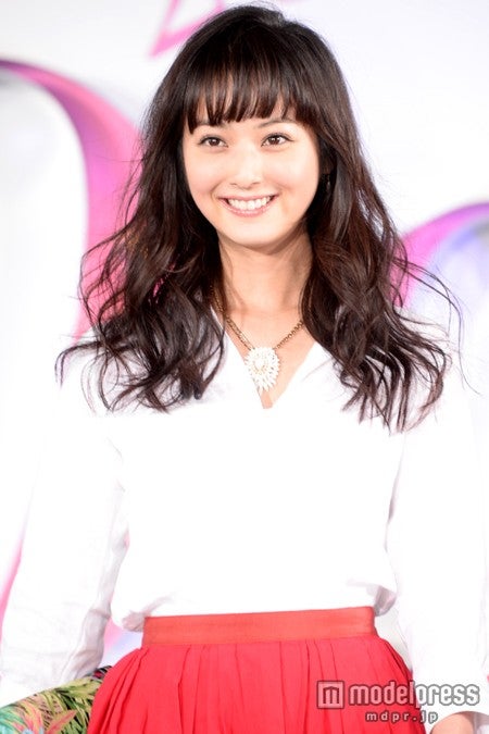 佐々木希、スラリ美脚披露　笑顔で颯爽とウォーキング