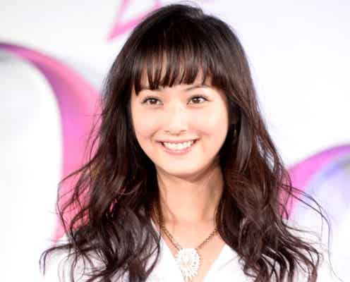 佐々木希、スラリ美脚披露 笑顔で颯爽とウォーキング