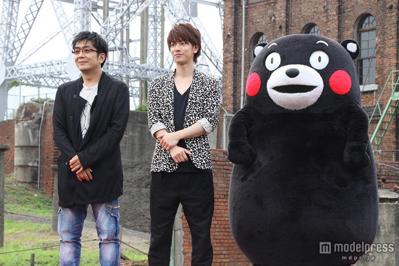 （左より）大友啓史監督、佐藤健、くまモン