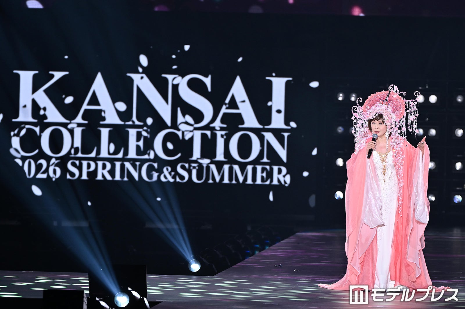 “ラスボス”小林幸子「関コレ」初降臨で「千本桜」熱唱 豪華衣装纏いフィナーレ盛り上げる