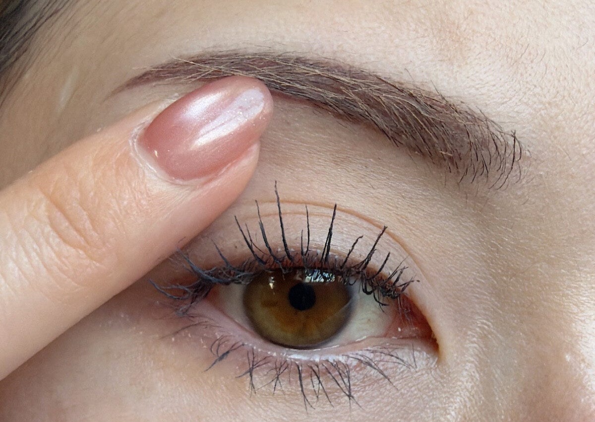 NG　眉の形をカクっとさせる