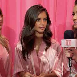 「Victoria’s Secret Fashion Show 2015」バックステージでモデルプレスのインタビューに応じたサラ・サンパイオ（中央）【モデルプレス】