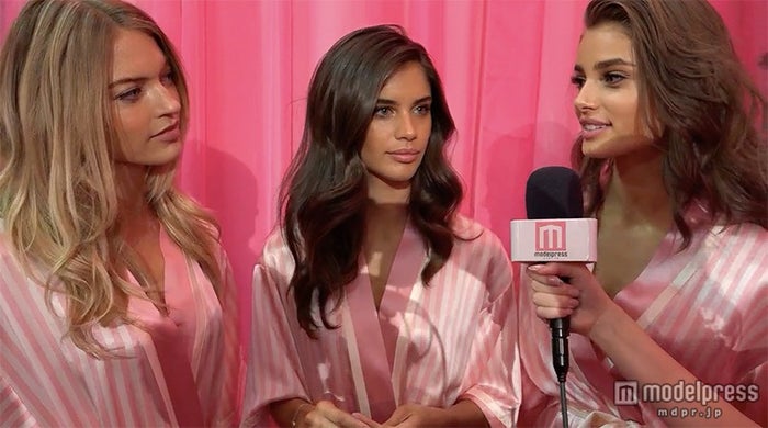 「Victoria’s Secret Fashion Show 2015」バックステージでモデルプレスのインタビューに応じたサラ・サンパイオ（中央）【モデルプレス】