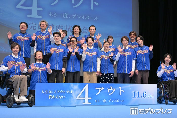 (後列左より)稲垣壮洋監督、ほか映画出演者(前列左から)寺⽥ユースケ、DAIKI、福松凜、松本利夫、相葉雅紀、黒島結菜、佐々木蔵之介、⽇向亘(C)モデルプレス