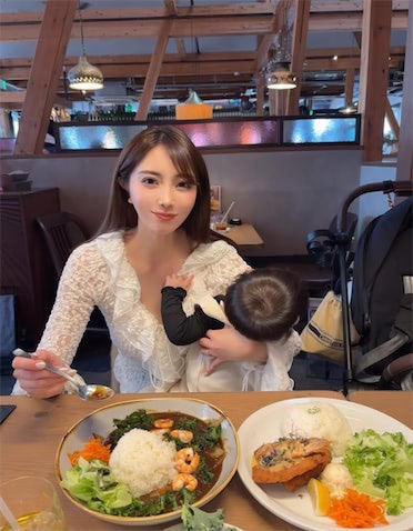 元グラドルのプロ野球選手妻、大阪で"子連れランチ"満喫 愛娘＆長男との幸せショット公開