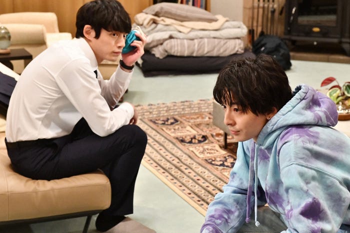 坂口健太郎、高杉真宙/「婚姻届に判を捺しただけですが」第8話より(C)TBS