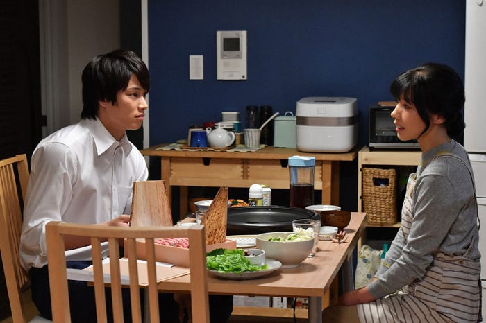 鈴木伸之、仲里依紗/「あなたのことはそれほど」第5話より(画像提供:TBS)