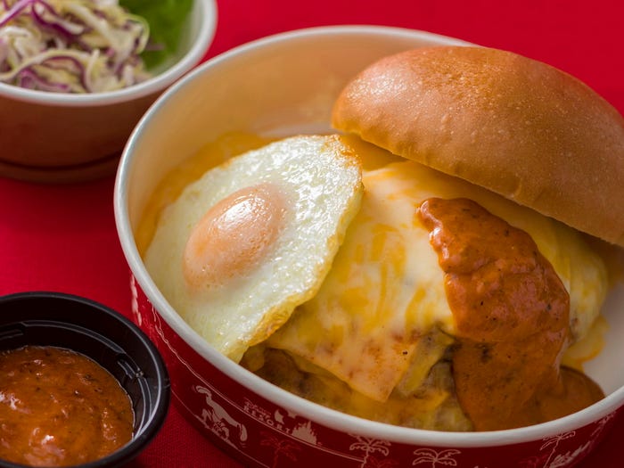 ドックサイドダイナー/ベーコンエッグバーガーグラタン仕立て、コールスロー付き¥1,480(C)Disney