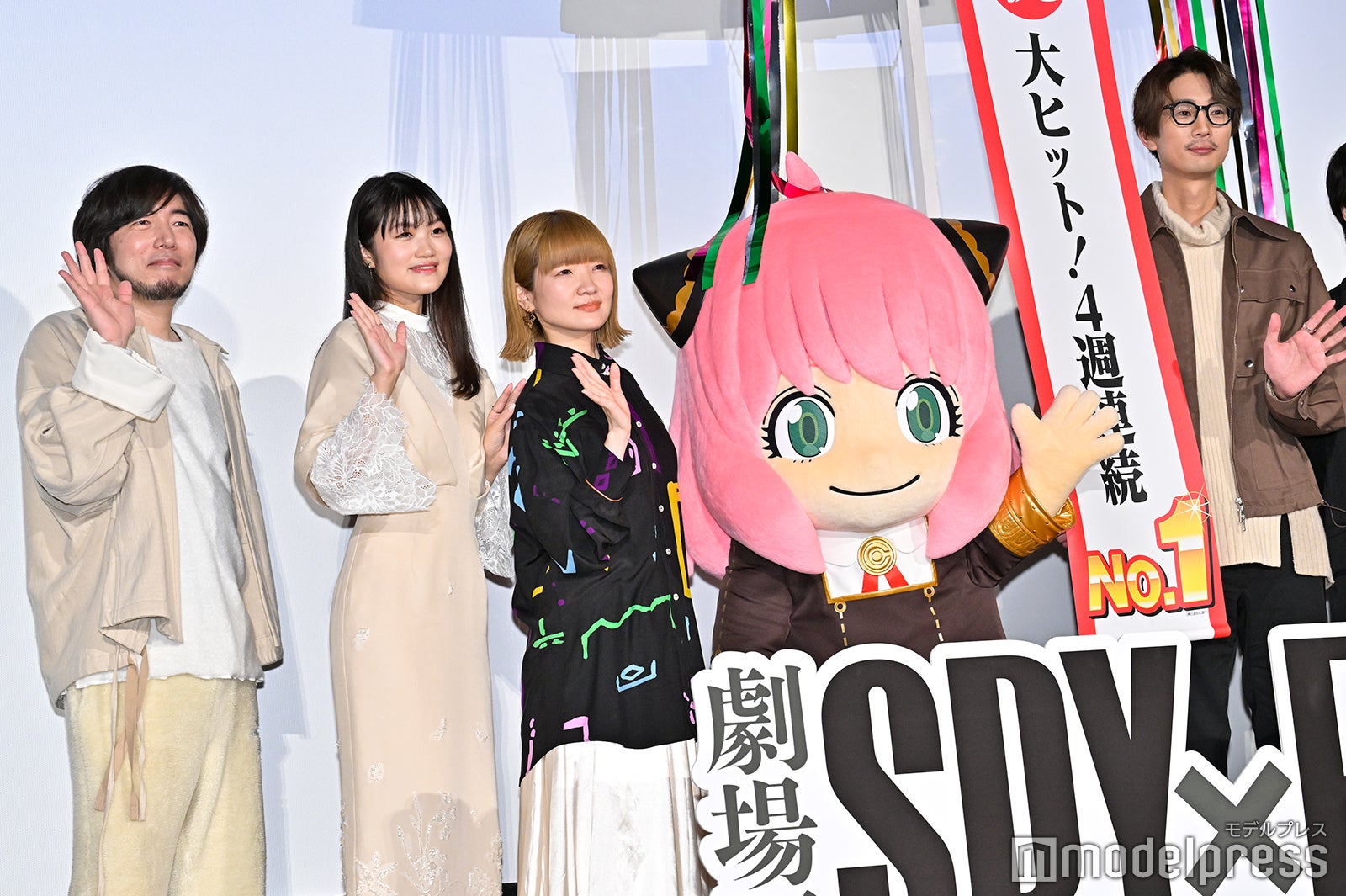 （左から）松田健一郎、早見沙織、種崎敦美、アーニャ、江口拓也（C）モデルプレス