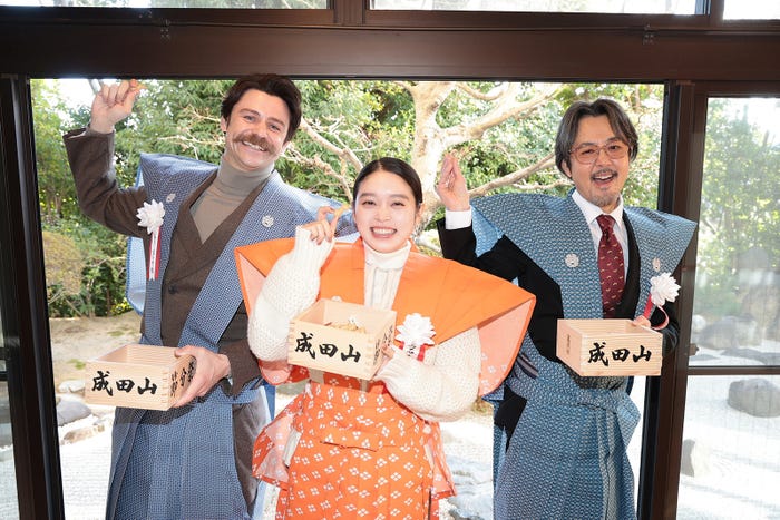 トミー・バストウ、高石あかり、岡部たかし(C)NHK