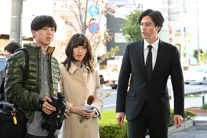 坂東龍汰、白石聖、要潤/「シロでもクロでもない世界で、パンダは笑う。」第1話より(C)日本テレビ