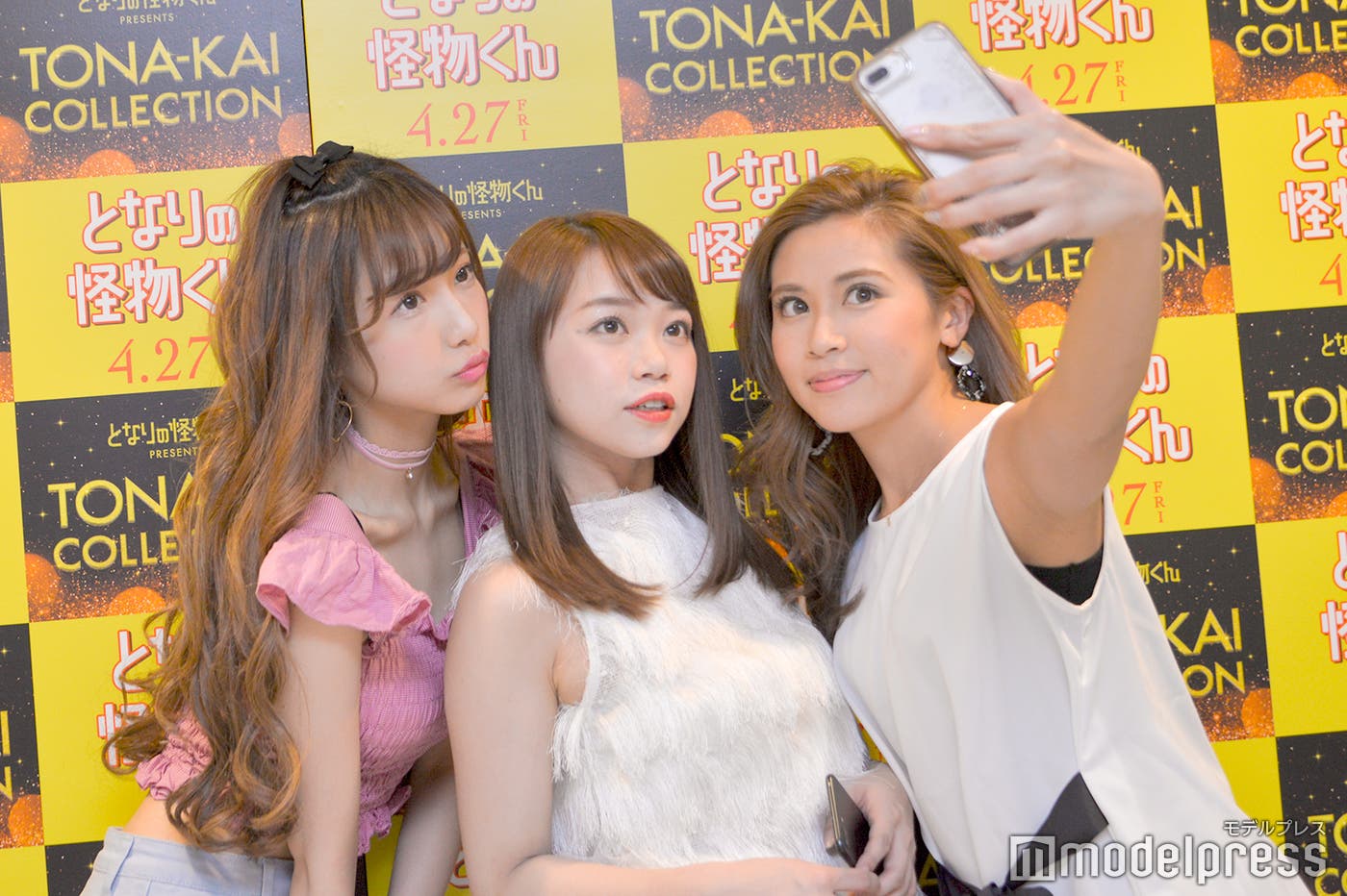 (左から)関係者しか撮れないパネルの前で記念撮影(C)モデルプレス