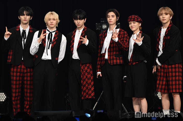 (左から)TAESAN(テサン)、SUNGHO(ソンホ)、JAEHYUN(ジェヒョン)、LEEHAN(イハン)、RIWOO(リウ)、WOONHAK(ウンハク)(C)モデルプレス