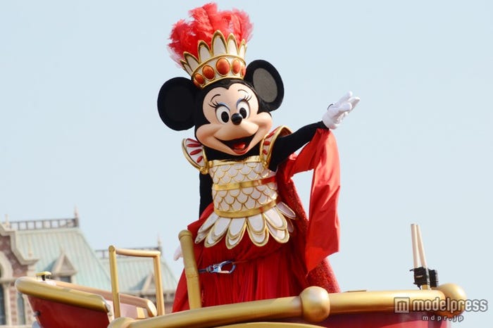 ルビーのグリフィンに乗る愛情の精のミニーマウス