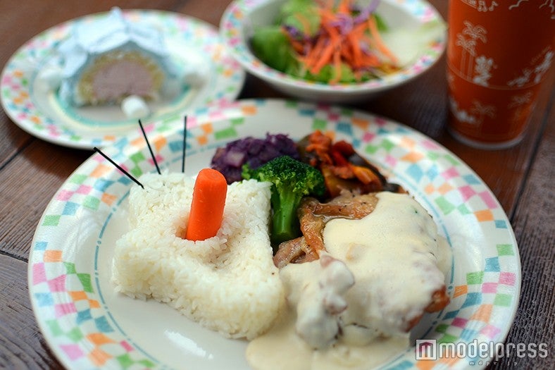 ディズニーランド、ボリューミーなチキンに満足「アナ雪」新メニュー＜試食レポ＞