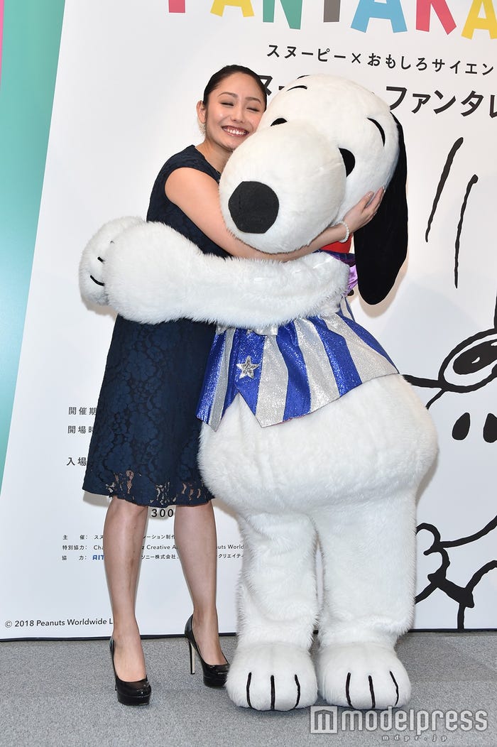 スヌーピーとハグする安藤美姫(C)モデルプレス