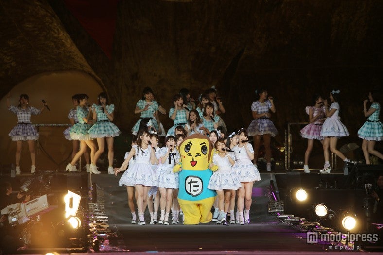 AKB48初の国立に岡村隆史乱入（C）AKS