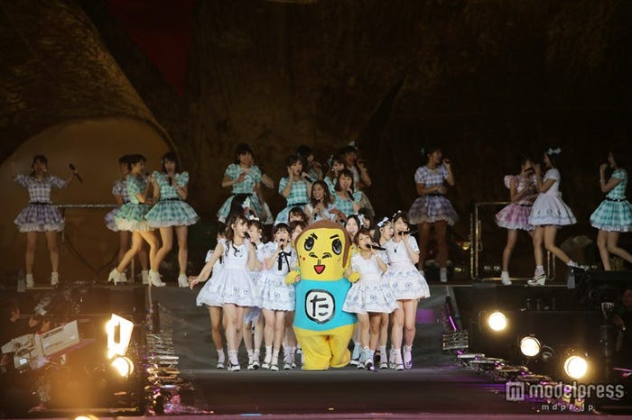 AKB48初の国立に岡村隆史乱入(C)AKS