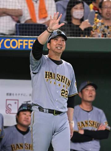 佐藤輝が右翼ポール上部付近を通過する大飛球 ファウル判定に藤川監督リクエストも覆らず 大型ビジョンのリプレー映像に虎党ため息