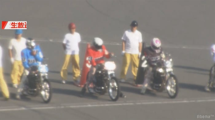 レーススタート前の森且行(中央)/(C)AbemaTV