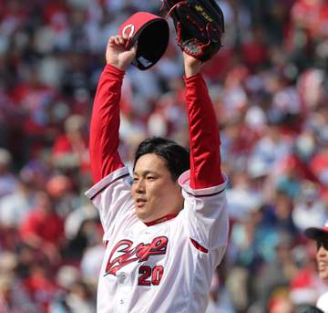 広島 栗林良吏の完全試合途絶える 八回先頭で細川に中前打を浴びる 直前の打席で「頑張れ栗林！」の異例チャントも 無死一塁のピンチは鮮やかに脱出