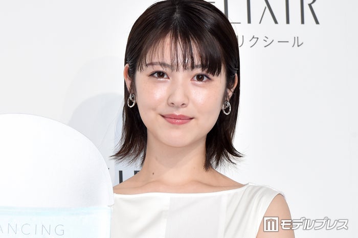浜辺美波「親友とプチ旅行」駅ホームプライベートショットに「普通にいてびっくり」「オーラ隠しきれてない」と驚きの声