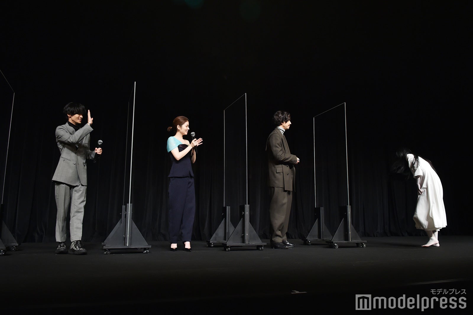 貞子に手を振る川村壱馬（C）モデルプレス