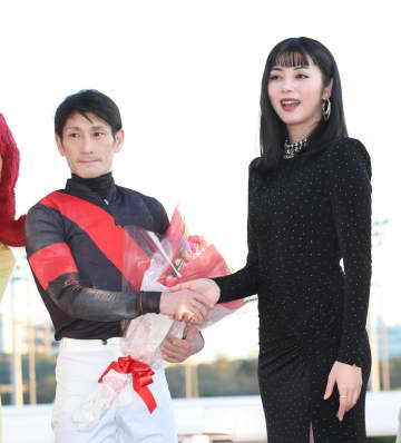 「全部ゴージャスに輝いてた」 プレゼンターでも登場の女優と矢野貴騎手にファンうっとり「美男美女」「キャスティング神すぎ」