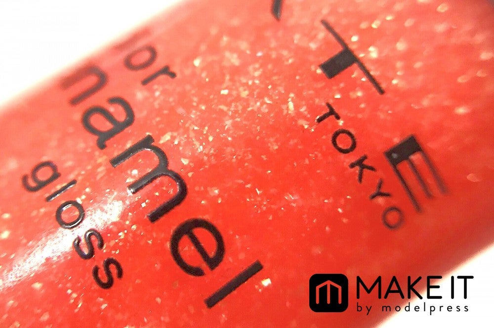 大粒のゴールドラメ入りグロス (C)メイクイット