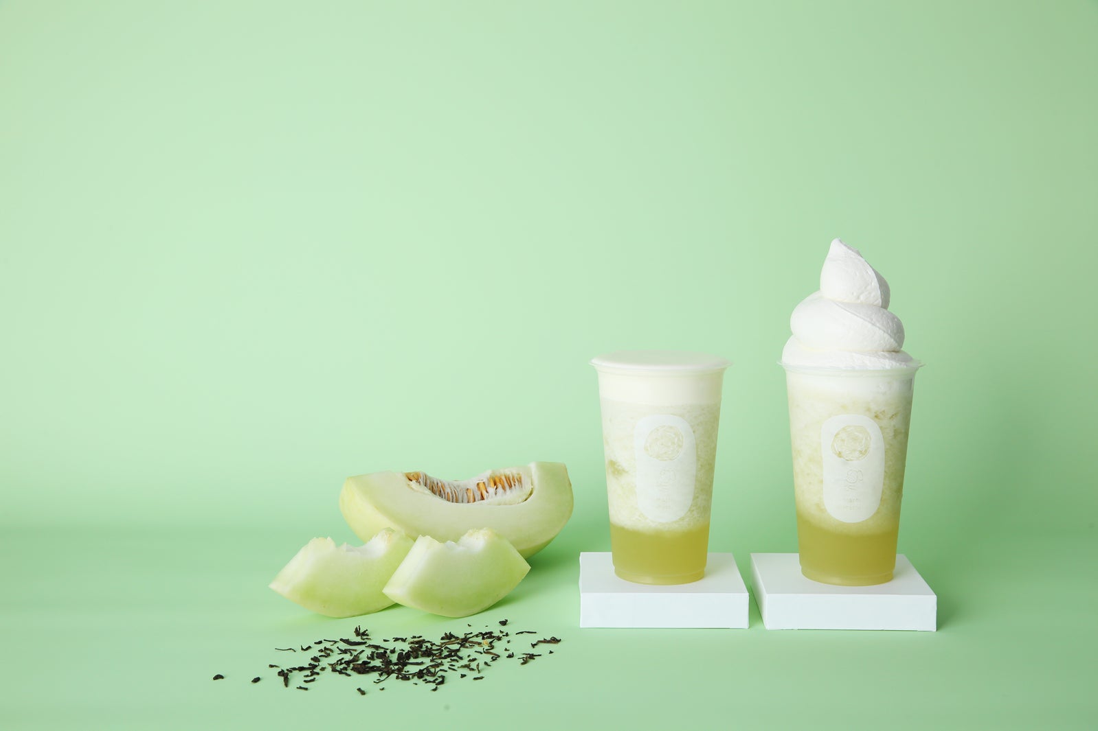 メロンチーズティー（￥730）、メロンティーフロート（￥880）／画像提供：ベイクルーズ