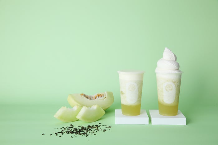 メロンチーズティー（￥730）、メロンティーフロート（￥880）／画像提供：ベイクルーズ