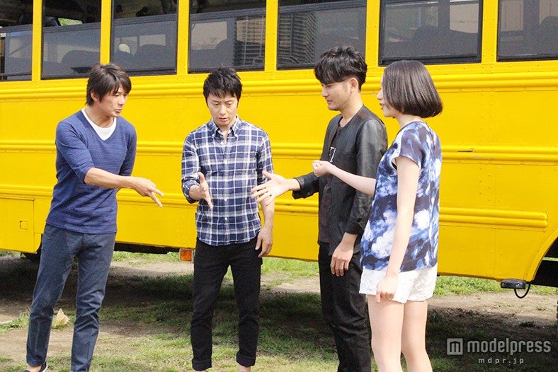 シャッフルコラボの抽選を行う（左から）TAKE（Skoop On Somebody）、岡野昭仁（ポルノグラフィティ）、新藤晴一（ポルノグラフィティ）、のっち（Perfume）