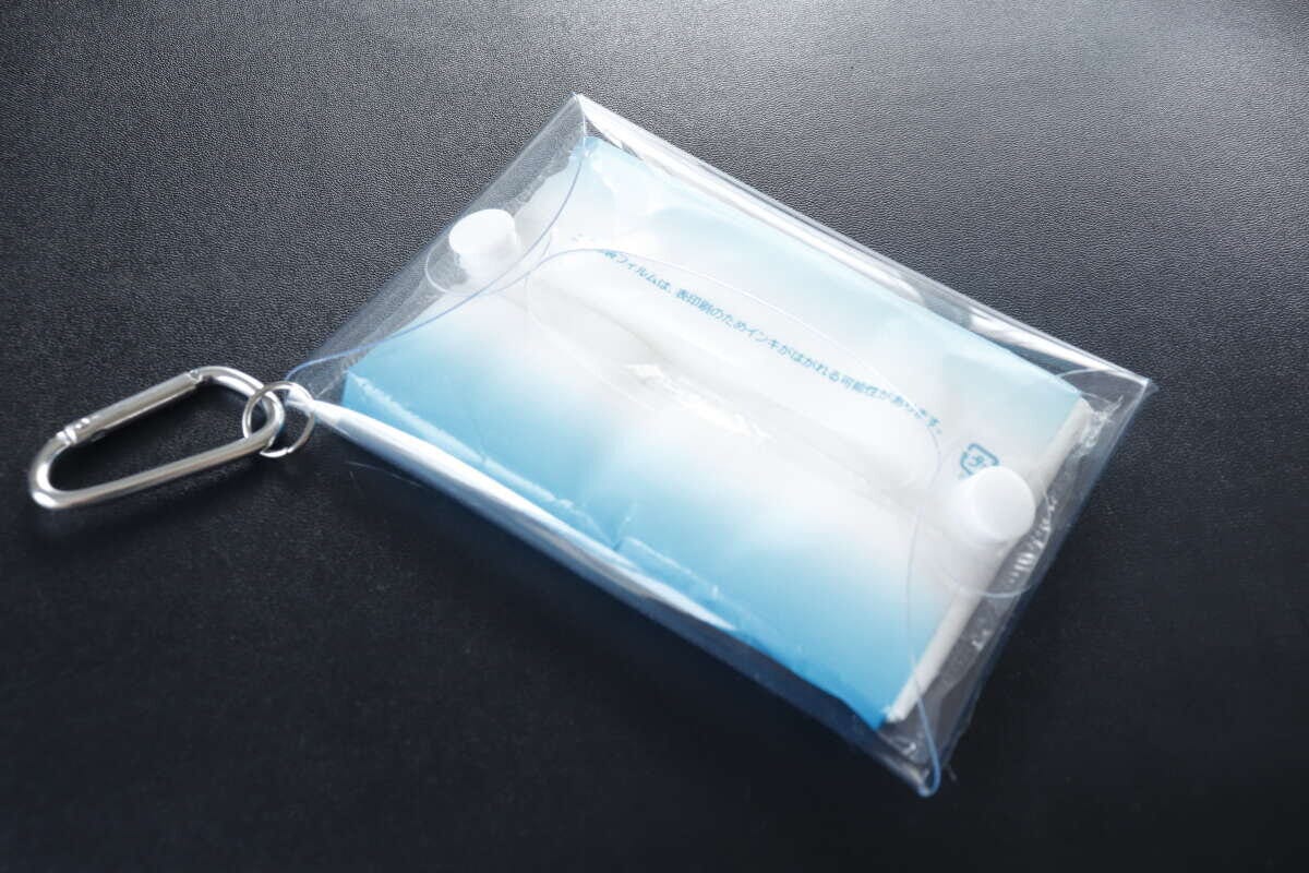 ダイソーのカラビナ付ティッシュポーチにテッシュを入れる